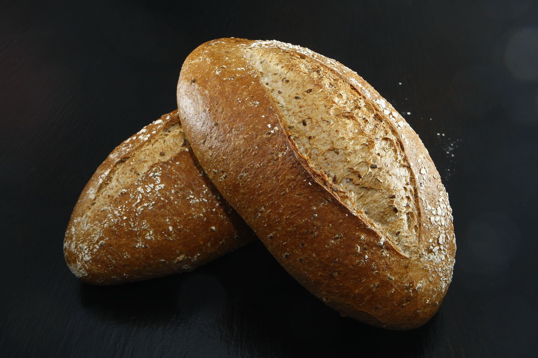Dunkle Brotlaibe